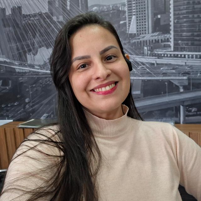 Profile photo of agent Aline Araujo